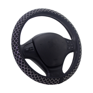 Capa de Volante Inspirada em Escamas de Peixe com Strass, Acessório Decorativo Universal para Carro, Antiderrapante - Product Image 2