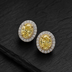 ต่างหูเพชรทรงรีสีเหลืองแฟนซีทองคำแท้ 18K ยี่ห้อซินฟลาย ประดับเพชรธรรมชาติคุณภาพระดับเฮียร์ลอม รับรองโดยบุคคลที่สาม เหมาะสำหรับทั้งชายและหญิง - Product Image 1