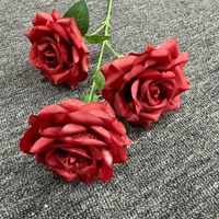 Arrangement mit geprägtem Design für Hochzeitsdekoration, kommerzielle Nutzung & Fotografie-Requisiten 3-Kopf-Diamantrose