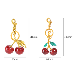 Llavero de Cereza de Resina de Moda, Colgante Dorado Decorativo, Llavero de Cereza Metálico en Oro Laminado - Product Image 1