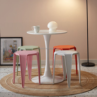 Mobilier d'extérieur intérieur, de restaurant, tabouret bon marché en plastique PP, haut tabouret empilable pour salle de bain, chaise en plastique pour la maison