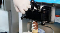 Fabrieks prijs roestvrijstalen ijsmachine tafelmodel 3 smaken commerciële zachte ijsmachine voor vending