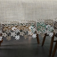 Nappe de table rectangulaire au design simple et élégant pour restaurant, en lin imprimé avec broderie en dentelle et ourlet festonné, idéale pour les magasins de vêtements et les mariages