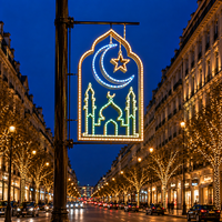 Blauer Halbmond Goldener Stern Drei Moschee-Minarett-Bogen Weiße LED-Lichterkette Ramadan-Pfahl-Motivbeleuchtung für Außenbereiche und Gewerbestraßen