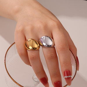 Anel de aço inoxidável banhado a ouro <span class=keywords><strong>real</strong></span> de alto polimento grande e brilhante, anel de aço inoxidável de tamanho grande à prova d'água - Product Image 2