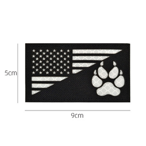 Badge pour chien en résine écologique, motif drapeau américain, avec paillettes réfléchissantes infrarouges, motif griffe en tissu, multicolore, support auto-agrippant en option - Product Image 3