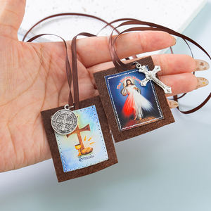 GIVELUCK Ciondolo in Feltro Bifacciale con Simboli della Divina Misericordia e dell'Eucaristia, Croce Argentata su Nastro Marrone - Regalo - Product Image 3