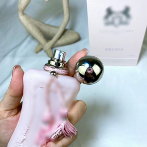 Perfume <span class=keywords><strong>Delina</strong></span> La <span class=keywords><strong>Rose</strong></span> Eau de Parfum en Spray para Mujer, Tamaño Regular Moderno, Aroma Floral de Larga Duración, 1 oz, Fragancia para Uso Diario - Product Image 2
