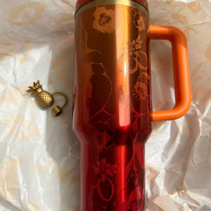 Vaso Térmico <span class=keywords><strong>Karol</strong></span> <span class=keywords><strong>G</strong></span> <span class=keywords><strong>de</strong></span> 40oz con Asa, Diseño Bichota con Flores y Purpurina, Taza Láser Aislada al Vacío <span class=keywords><strong>de</strong></span> Acero Inoxidable, Regalo para Fans - Product Image 6