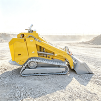 Chargeuse compacte équipée d'un système hydraulique à triple cylindre et double flux pour les travaux d'aménagement paysager, le déneigement et le chargement