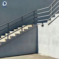 Escalier droit moderne résistant à la corrosion pour villa, durable en intérieur, en acier inoxydable et bois, facile à nettoyer, structure stable, montage rapide