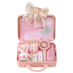 Nuevo estilo <span class=keywords><strong>de</strong></span> recuerdos <span class=keywords><strong>de</strong></span> boda para invitados, caja <span class=keywords><strong>de</strong></span> regalo <span class=keywords><strong>de</strong></span> maleta <span class=keywords><strong>de</strong></span> color rosa para niñas, mejor amigo, juego <span class=keywords><strong>de</strong></span> caja <span class=keywords><strong>de</strong></span> regalo creativa para dama <span class=keywords><strong>de</strong></span> honor - Product Image 1