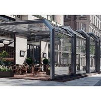 Véranda de piscine moderne sur mesure avec structure en aluminium et toit rétractable en verre trempé double vitrage Low-E isolé pour villa
