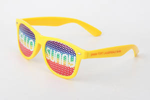 แว่นตากันแดดแบบพินโฮลกรอบสีฟ้าพิมพ์โลโก้ตามสั่งสำหรับทุกเพศแว่นตาส่งเสริมการขายสำหรับปาร์ตี้สติกเกอร์รูเข็มขายดี - Product Image 6