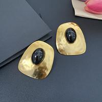 Manchette d'oreille plaquée or 24 carats style gothique avec filigrane complexe et pierre précieuse pour une mode alternative et une touche quotidienne audacieuse