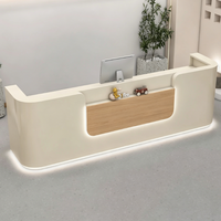 Comptoir d'accueil moderne et minimaliste en bois avec panneau encastré, éclairage LED inférieur, façade bicolore pour spa, salon, clinique