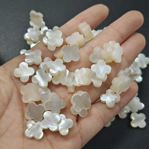 ขายส่งเปลือกหอยมุกธรรมชาติสีขาวขนาด 10 มม. 12 มม. รูปใบโคลเวอร์สี่แฉก เม็ดมุกเจาะรูเดียวสำหรับทำเครื่องประดับ - Product Image 2