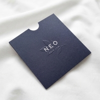 Élégante pochette en papier noir mat avec encoche demi-cercle pour le pouce, logo personnalisé en relief, enveloppe pour carte-cadeau, petit porte-cartes