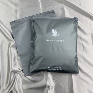 Bolsas de Plástico Plateadas Personalizadas con Logotipo de Redes Sociales - Empaque Reutilizable para Ropa en Comercio Electrónico - Product Image 1