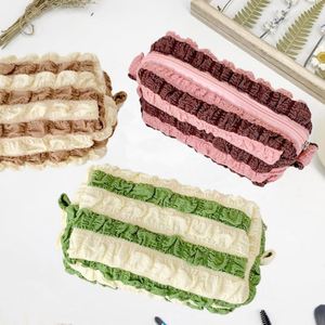 Pochette de voyage en coton écologique fraîche et personnalisée pour femme, idéale pour mariage ou demoiselle d'honneur, avec fermeture éclair rayée et grande capacité - Product Image 1