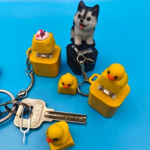 Großhandel Plastik-Tastaturschalter Cartoon Gelbe Ente Schlüsselanhänger Sprachspielzeug für Werbe-Karabiner Keycap-Achsen-Tester - Product Image 4