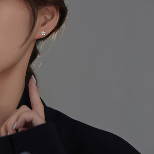 LT-ED193 Nouveauté 2026 Boucles d'oreilles clous fleur en argent 925, style simple et raffiné, luxe fin et tendance avec un design de niche léger - Product Image 2