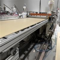Ligne de production automatique de panneaux de mousse en PVC composite solide WPC/revêtement en bois/panneau panneau mousse en PVC pour mur