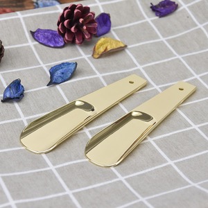 Großhandel Tragbarer Lasergravierter LOGO Zinklegierung Metall-Schuhlöffel 14,5 cm Mehrfarbiger Schuh-Anziehhilfe - Product Image 4