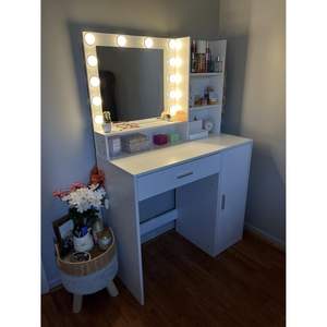 Coiffeuse avec miroir LED et meuble de rangement pour chambre à coucher, design moderne, construction en panneaux de bois - Product Image 6