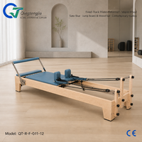Reformer de Pilates pliable en bois d'érable bleu ardoise avec barre en bois massif et support de rangement pour studios contemporains à domicile