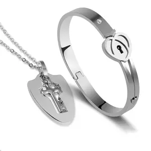 全新到货独特设计一套珠宝时尚钛钢钥匙吊坠项链和心锁情侣爱情手镯