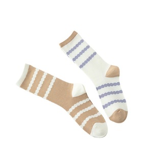 Calcetines de algodón a rayas en contraste para mujer, calcetines deportivos informales versátiles de estilo coreano, calcetines hasta media pantorrilla para primavera y otoño - Product Image 2