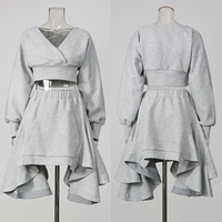 Ensemble décontracté deux pièces pour femme : Sweat-shirt court à col en V et manches longues bouffantes, et jupe à volants irréguliers – Vente en gros pour usage quotidien
