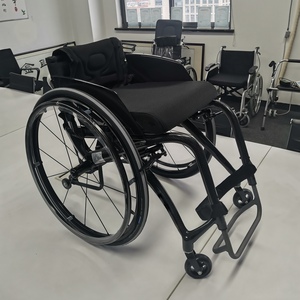 Fauteuil roulant sportif manuel ultra-léger en fibre de carbone 8 kg avec sac de rangement arrière amovible, installation rapide, roues de 24 pouces - Product Image 5
