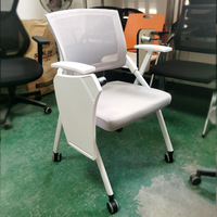 Chaise de conférence pliable en maille avec tablette d'écriture et accoudoirs - Configuration table-chaise tout-en-un pour salles de réunion
