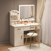 Table de toilette au design moderne et épuré avec miroir LED, une table de toilette pour la chambre