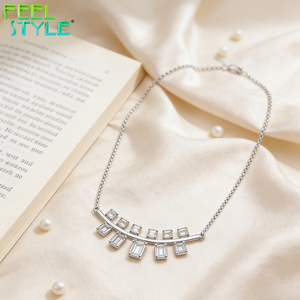 Collar con Colgante de Barra en Forma de Arco con Gema de Circonita Cúbica Baguette Totalmente Personalizado para Mujer, en Oro PVD, Oro Rosa, Plata, Acero Inoxidable 316, con Cadena de Caja - Product Image 5