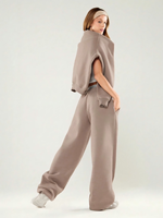 Ensemble de survêtement pour femme avec sweat à capuche et pantalon large à taille élastiquée et poches latérales, fabriqué en usine par la marque Cut and Sew Manufacturer