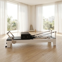 Lit de Pilates Reformer en chêne peint blanc avec accessoires complets pour usage commercial professionnel en salle de sport, studio de yoga et entraînement corporel