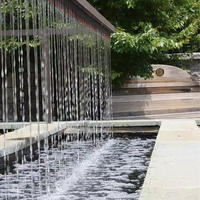 Maßgefertigter Edelstahl-Wasserwandbrunnen für den gewerblichen Innenhof mit LED-Beleuchtung, fließendem Wasserfall und modernem Design für Landschaftsgestaltung