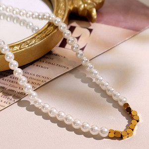 สร้อยคอมุกน้ำจืดเกรด AAA สีขาว ประดับด้วยลายเรขาคณิตสีทอง เหมาะสำหรับใส่ทุกวัน - Product Image 2