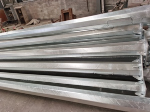 Lampioni LED Personalizzati con Pali Zincati, Grafica e Testo Personalizzati, <span class=keywords><strong>Palo</strong></span> Decorativo a Fiore, Produzione in Fabbrica - Product Image 3