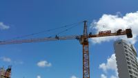 Grúa Torre Mini de Construcción 4T 42M con Joystick de Control Remoto, Cámara y Sistema de Escalada Interna Móvil Eléctrico - Precio