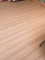 Panneaux alternatifs au bois, panneaux muraux rainurés WPC, panneaux muraux en PVC imitation bois rouge pour la décoration de la maison