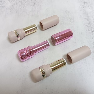 Tube de rouge à lèvres vide rose nude mat style fille mignon avec capuchon coulissant, conteneur de baume à lèvres avec anneau métallique argenté, emballage cosmétique personnalisé avec logo - Product Image 2