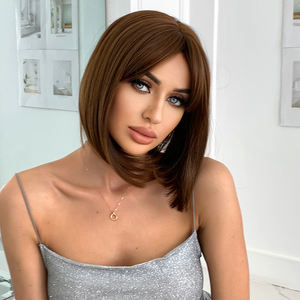 Vente directe d'usine brun Bob perruque synthétique <span class=keywords><strong>avec</strong></span> <span class=keywords><strong>frange</strong></span> <span class=keywords><strong>courte</strong></span> droite perruque quotidienne fête Lolita <span class=keywords><strong>coiffure</strong></span> naturelle Durable - Product Image 3