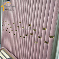 Lit moderne de luxe en velours capitonné avec tête de lit haute, ensemble de lit moelleux personnalisable pour tailles King et Queen pour chambre à coucher