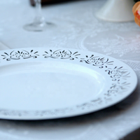 Assiettes de charge en plastique blanc écologique XiangJin 33cm plats ronds pour les décorations de fête et de mariage