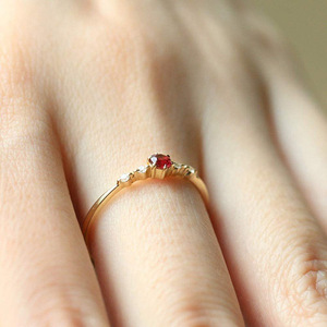 Anello con fascia in cristallo rosso color oro per donna, accessori minimalisti per tutti i giorni e per feste - Product Image 4