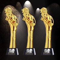 Op maat gemaakte hars ambachtelijke gouden stertrofee bedrijfs award beker met zwarte voet voor evenementen en ceremonies